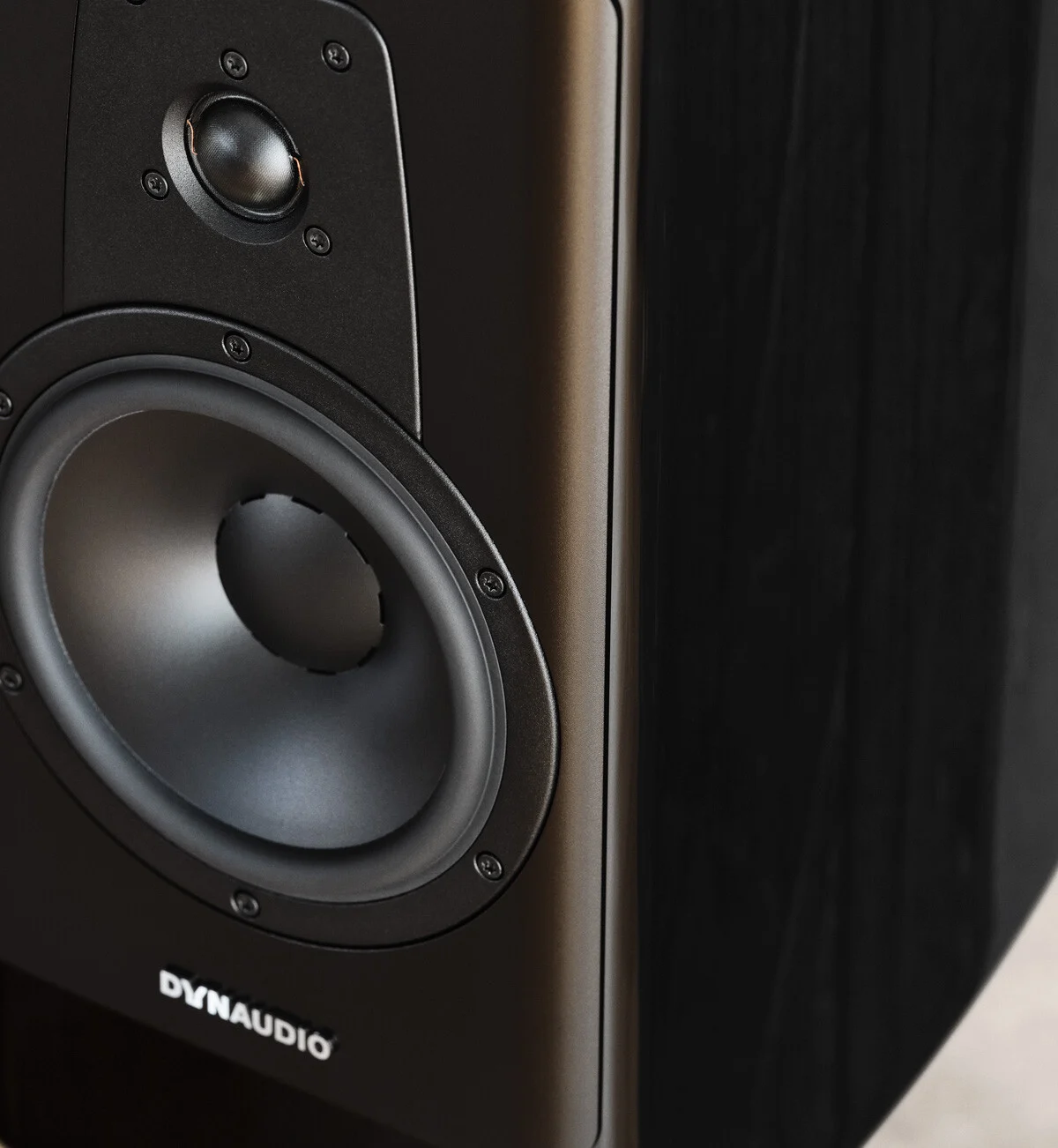 Dynaudio_Contour20_BlackEdition_lifestyle_01_1200px