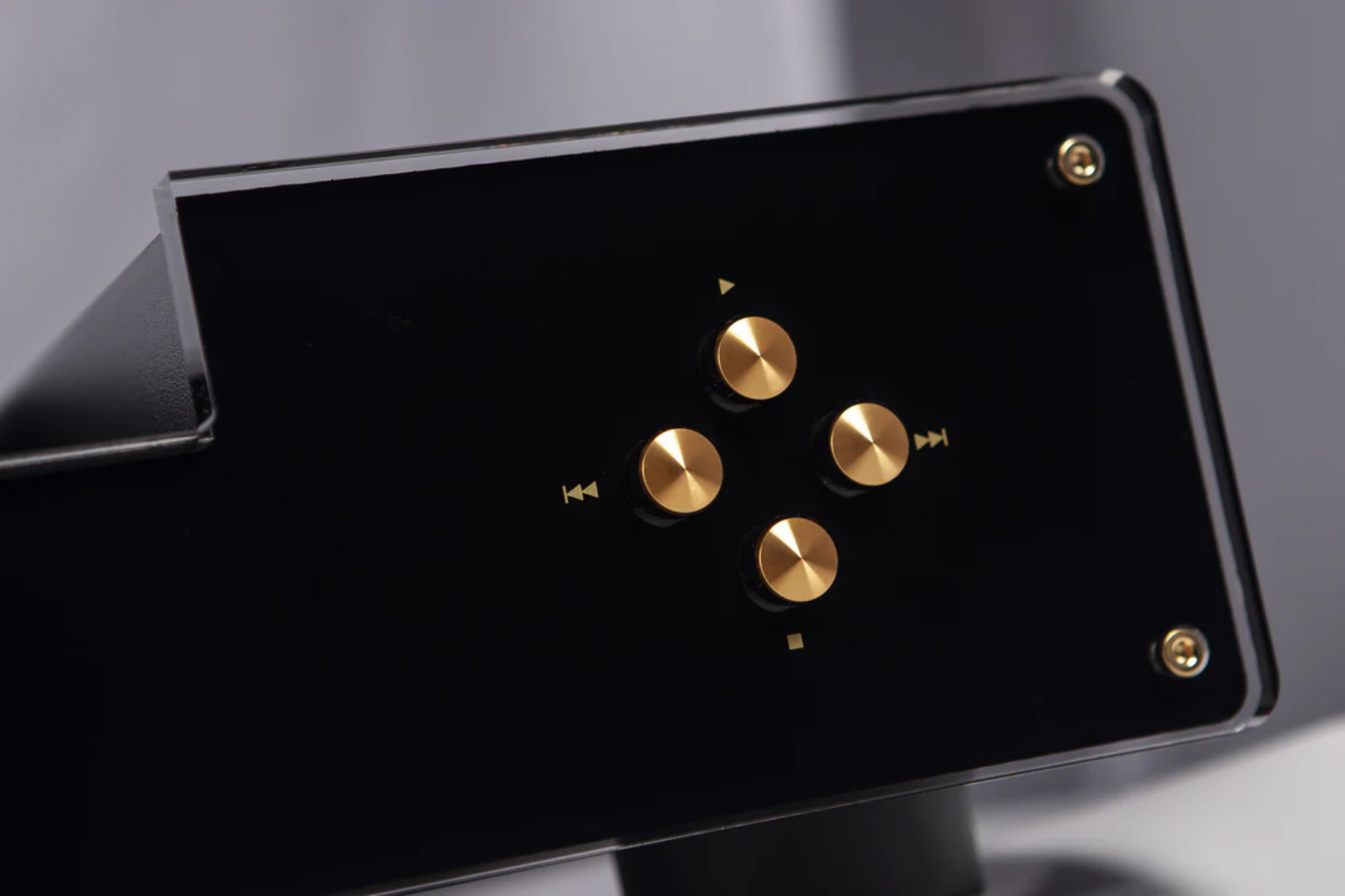 electrocompaniet_emc1mkv-cd-player-buttons-2000x1500