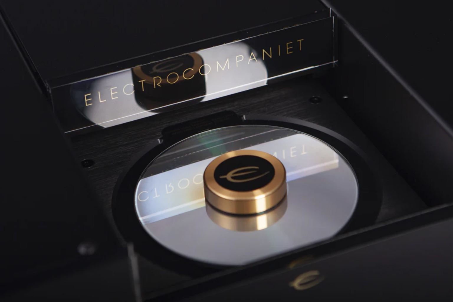electrocompaniet_emc1mkv-cd-player-cd-2000x1500